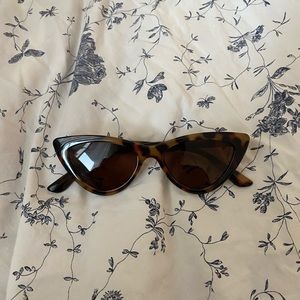 uo corey cat-eye sunglasses